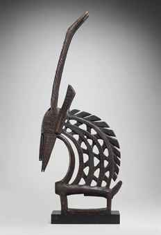 Маска Чивара, выставлявшаяся на аукционе Christie's в 2012 году. Маска Чивара, выставлявшаяся на аукционе Christie's в 2012 году.